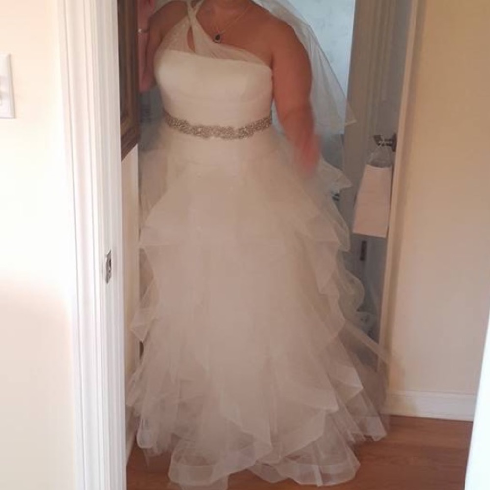 La Sposa Ethana wedding gown.